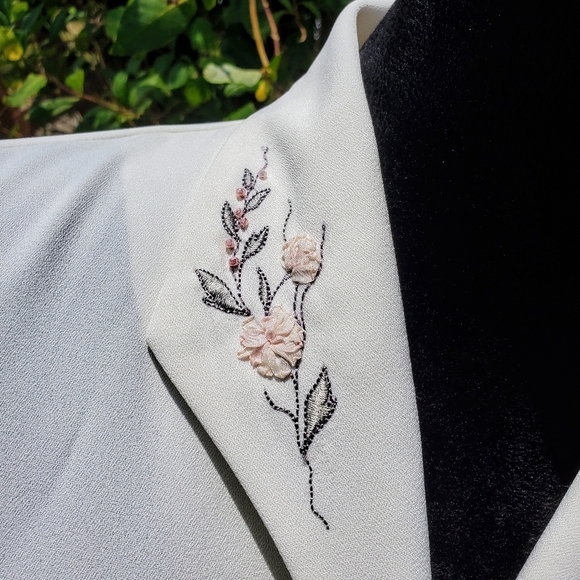 Koret Petites Women's Size 6 Cream Collared Embroidered Button Down Blouse EUC - Picture 5 of 16